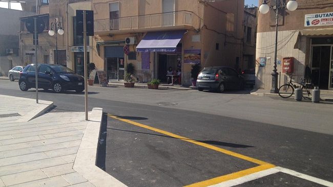 Le “imperfezioni” di piazza Regina al centro del dibattito in consiglio comunale. Maggioranza traballante