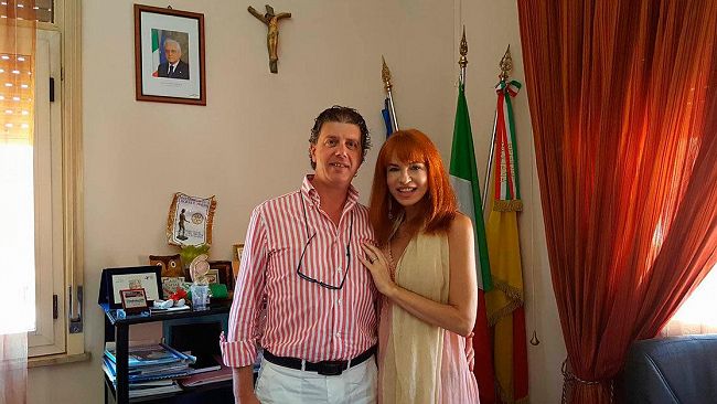 Campobello, Il sindaco Castiglione incontra l’artista internazionale NUMA, ambasciatrice del Giubileo dell’educazione e testimonial del Campionato del Mondo di Beach Volley “Protour 2016”