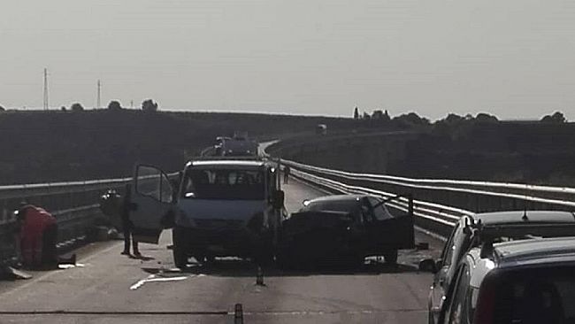 Scontro sul viadotto per Menfi, un ferito e due mezzi semidistrutti
