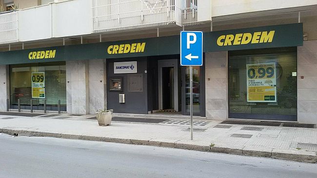 Mazara, bucano parete della Credem di via Castelvetrano ma trovano impiegati dentro: rapina a mano armata. Malore per un impiegato.