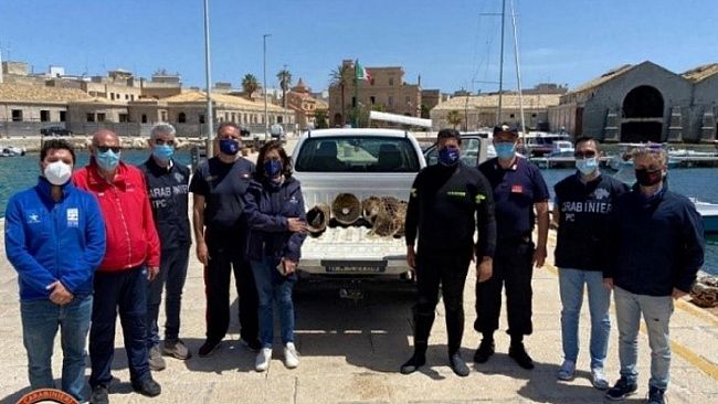 Favignana: i Carabinieri recuperano importanti anfore dai fondali del mare