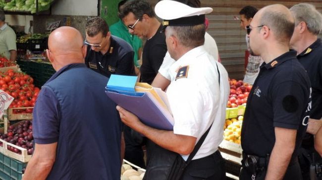 Trapani, con la merce occupava il marciapiede: sanzionato fruttivendolo