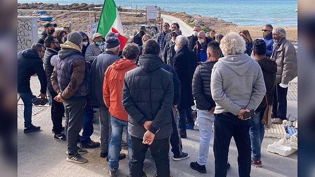 La protesta dei pescatori: Rifiuti, posidonia e plastica oggi all'asta del pesce