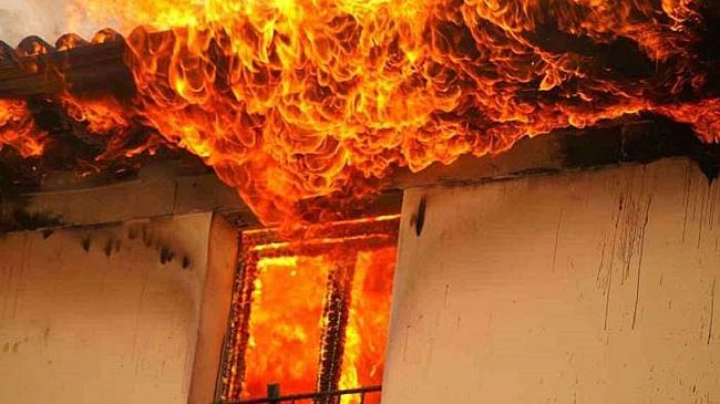 Furto in abitazione, non trovano nulla e appiccano il fuoco