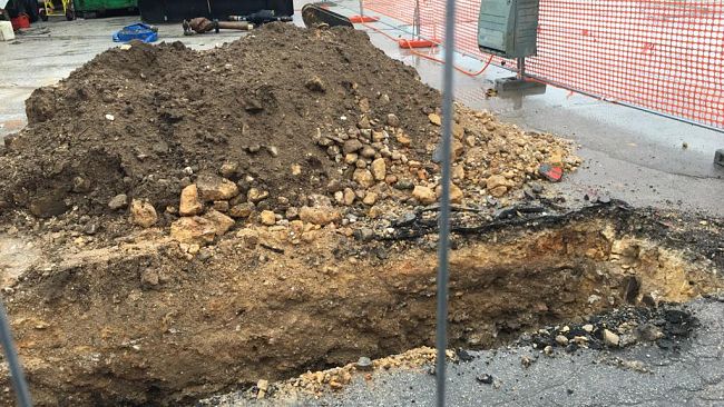 Lungomare Mazzini, posa d'asfalto temporanea dopo gli scavi per la fognatura