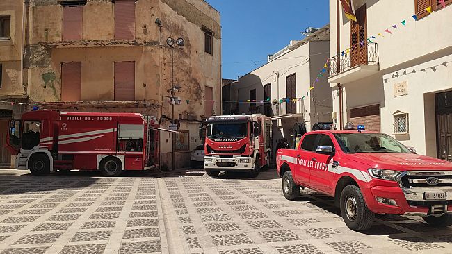 Incendio nel cuore del centro storico di Mazara, in fiamme stavolta una discarica abusiva in via Goti 