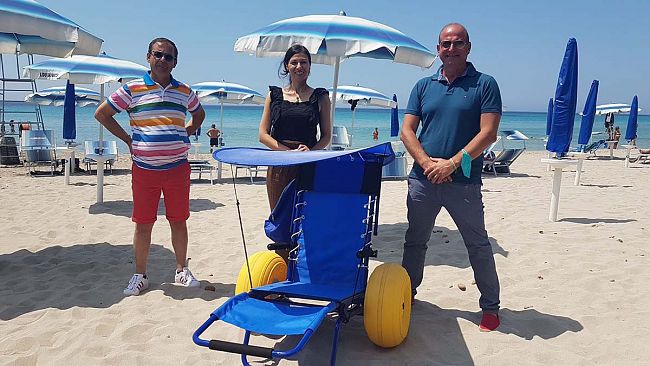 Una sedia da spiaggia per diversamente abili donata al lido Baywatch