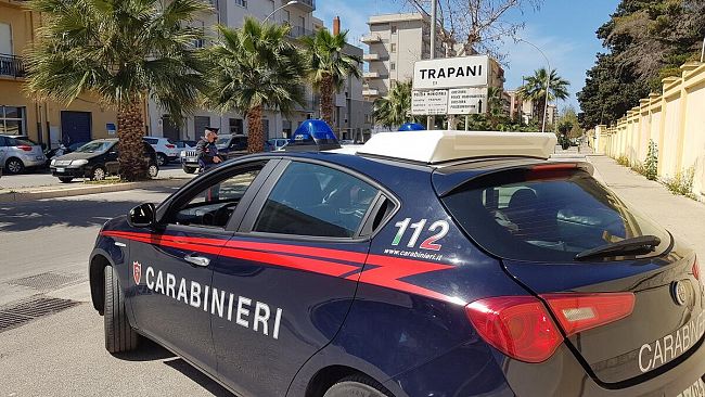 Trapani, furto e indebito utilizzo di carte di pagamento: arrestato