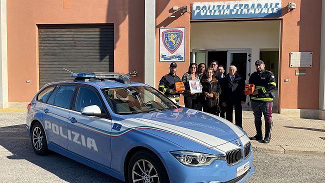 Donati due defibrillatori alla Polizia stradale in memoria di Davide Agosta