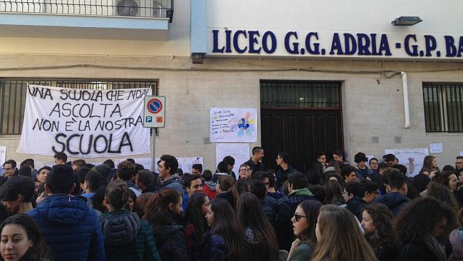 VIDEO – Liceali mazaresi protestano chiedendo alla dirigenza scolastica un “libero” confronto sui temi di attualità