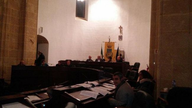 Raccolta rifiuti, il Consiglio comunale approva appalto quinquennale a ditta esterna (il personale Ato/Tp2 sarà garantito?). In aula si discute finalmente di PRG.