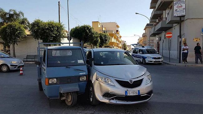 VIDEO – Mazara, incidente all’incrocio fra le vie del ponte nuovo e Diodoro Siculo. Uomo ferito