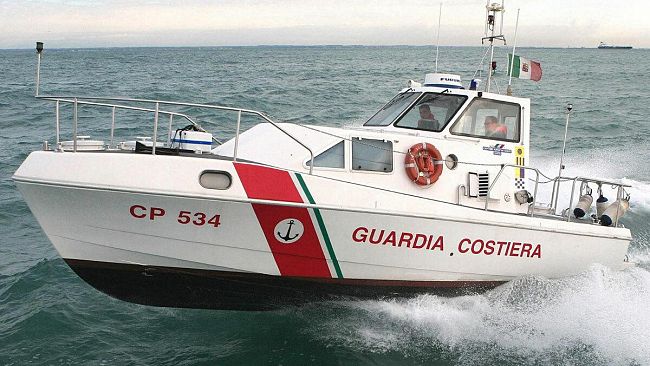 Trapani, immigrati si gettano in mare dalla nave quarantena. A bordo, 40 positivi