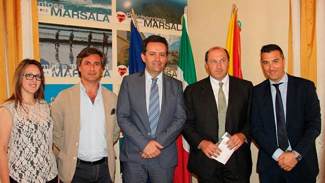 Massimo Grillo e il console di Singapore Nicolò Marzotto in giro per la città e in visita al Comune.