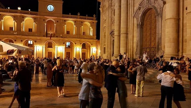 Marsala, successo del tango in piazza. Gli eventi nel week end