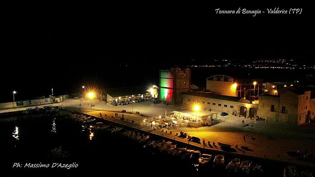 La torre della Tonnara di Bonagia illuminata con il Tricolore in omaggio alle vittime del Covid-19