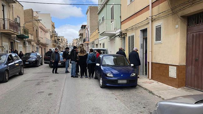 VIDEO – Ritrovati i corpi senza vita di un marito ed una moglie in via De Gasperi