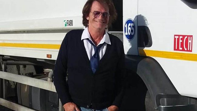 L’eleganza che “differenzia”: in cravatta alla guida del camion per la raccolta dei rifiuti