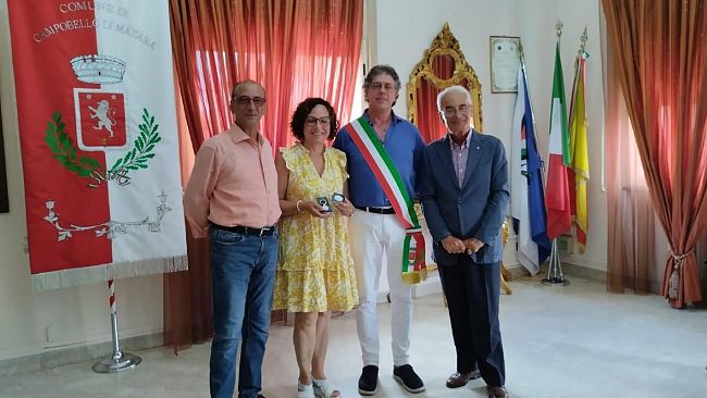 Campobello, consegnata al musicista Roberto Federico una vetrofania del XVIII Concorso Nazionale 