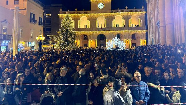 La magia del Natale accende Marsala: folla record per l'albero in piazza