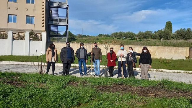 Consiglieri e attivisti M5S piantumano un ulivo davanti al Liceo Scientifico