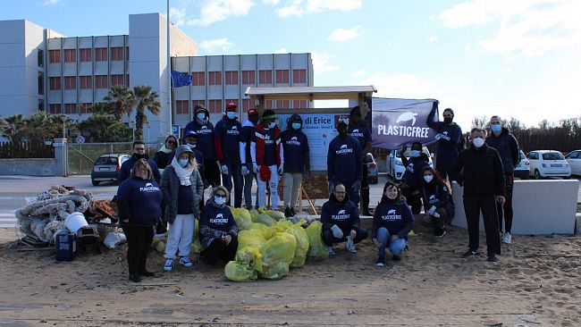 Erice, ripulita la spiaggia di San Giuliano: raccolti 340 chili di rifiuti