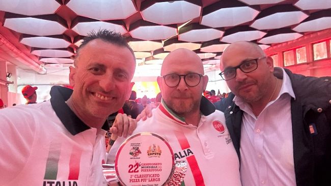 Il mazarese Salvatore Mirasolo conquista il secondo posto per la pizza più larga al Mondiale del Pizzaiuolo di Napoli