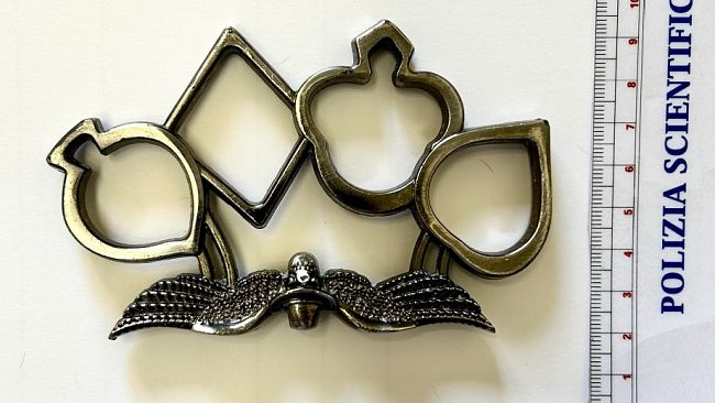 tenta-ingresso-allo-stadio-con-un-tirapugni-denunciato-un-diciassettenne