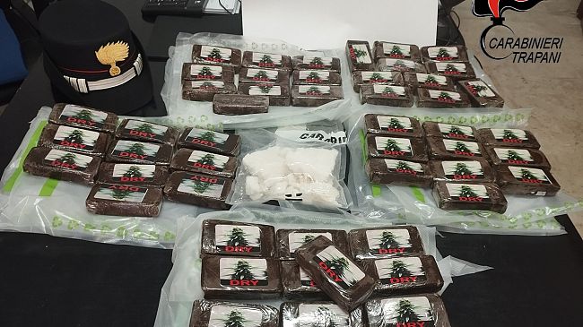 In auto con oltre cinque chili di droga, arrestata coppia di alcamesi