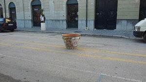 L’Amministrazione noleggia (30.000 euro) luminarie natalizie (ancora non montate). In Corso Umberto I compaiono vasi in ceramica