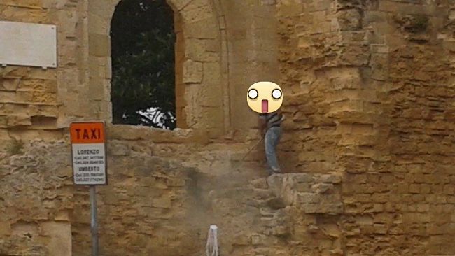 Con ramazza e rastrello l’Arco Normanno diventa più bello…