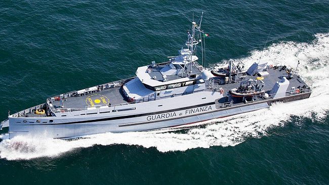 Guardia di Finanza, Operazione Triton: Fermato nel canale di Sicilia peschereccio libico con droga a bordo