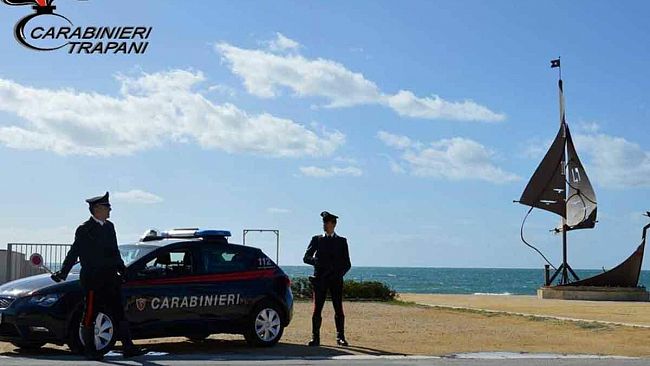 Mazara, lite in spiaggia, denunciato 30enne per lesioni personali