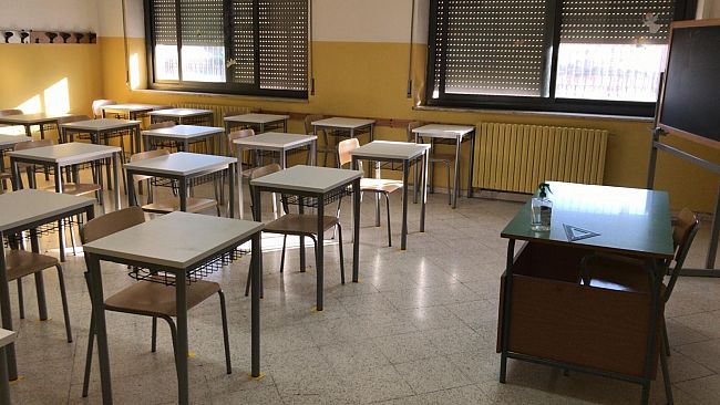 “Un nuovo inizio consegnati i banchi all’I C. Radice- Pappalardo”