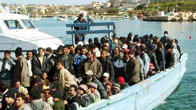 Continuano gli sbarchi a Lampedusa, nella notte approdati 350 migranti