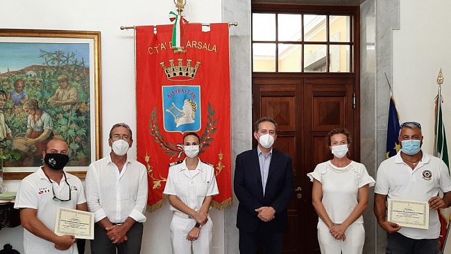 Marsala. Recupero pneumatici abbandonati nel porto. Riconoscimento ai sub