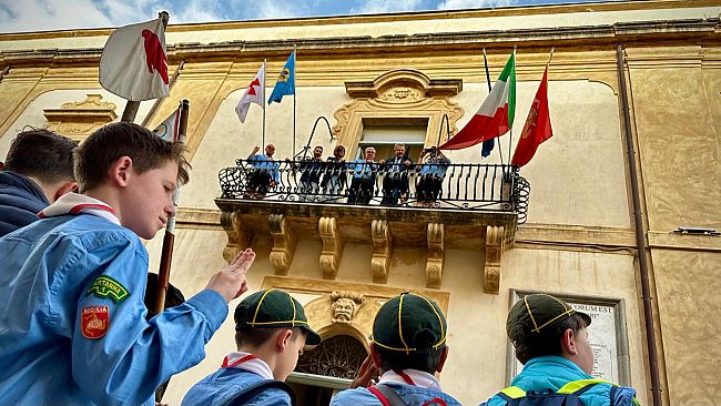 La bandiera dell'AGESCI esposta sul palazzo di città 
