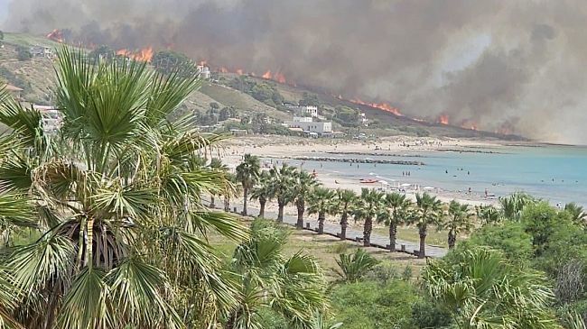 Incendio a Menfi, fiamme sulla collina di Cipollazzo: evacuazioni in corso