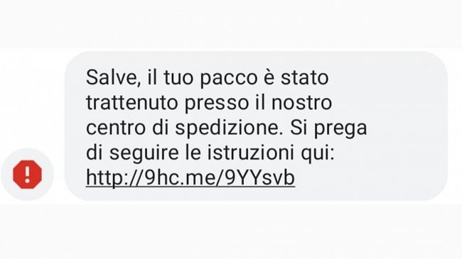 Pacco trattenuto nel centro di spedizione, la nuova truffa via SMS