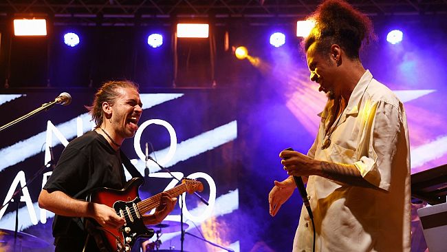 Mezzo Festival: un inizio travolgente tra grande musica e sorprese sul palco