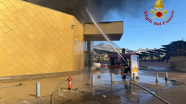 inferno-al-conca-doro-di-palermo-devastato-dalle-fiamme-il-centro-commerciale