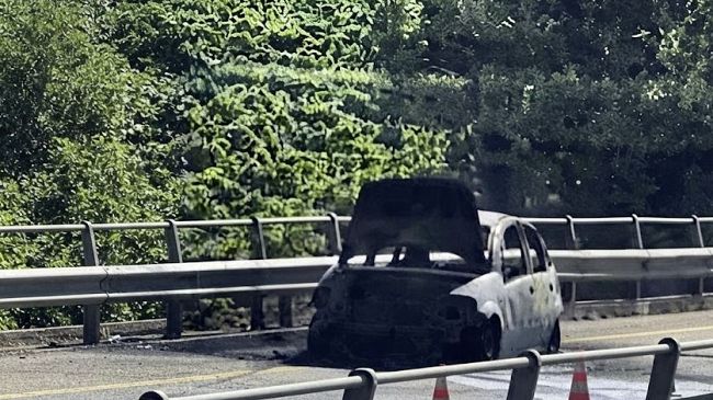 Paura sulla A29: Citroen C3 prende fuoco all'uscita della galleria