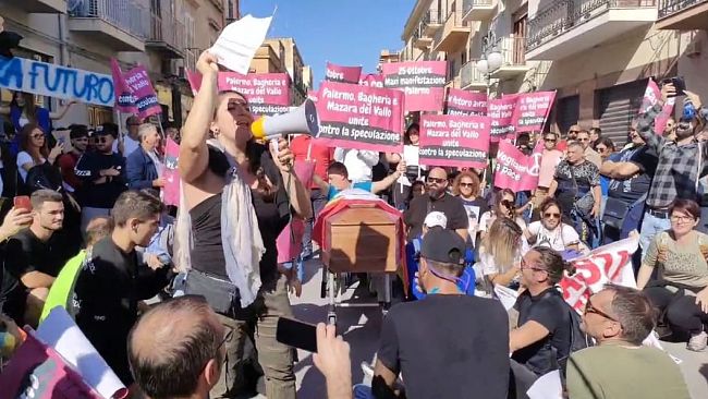 Mazara, circa 2500 persone hanno protestato contro il caro bollette