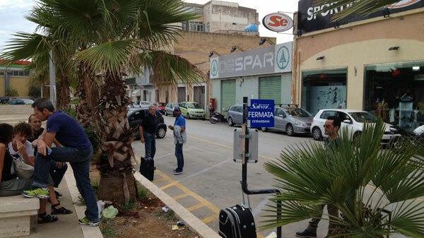 Disagio alla fermata bus per Palermo. L’autoservizi Salemi non ha ancora installato la pensilina.