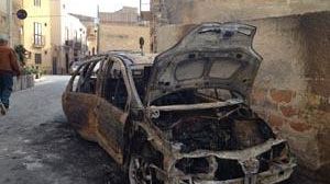 Mazara, incendio doloso di un’auto. Manomessa videocamera comunale davanti chiesa San Francesco