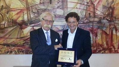 Mazara, l’atleta Pino Pomilia premiato al Comune dal Sindaco