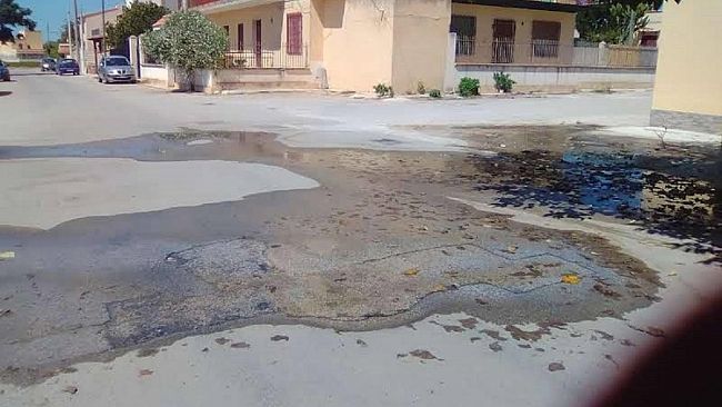 Marinella di Selinunte, da agosto nel villaggio Catalano una copiosa perdita d’acqua mai riparata.