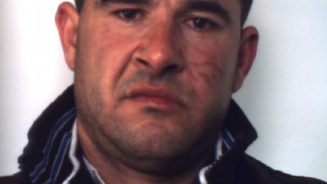 TRAPANI – Si scaglia contro i Carabinieri armato di crick: bloccato e arrestato trentaquattrenne trapanese.