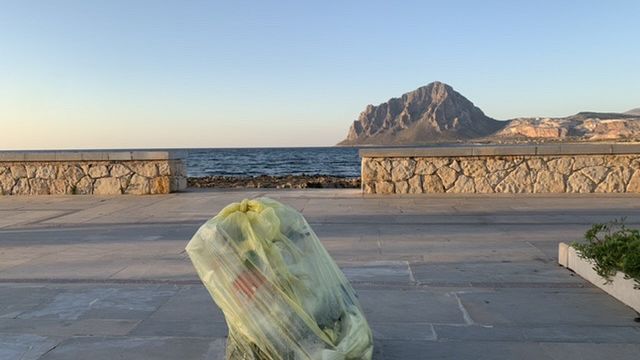 Valderice, rifiuti abbandonati dopo una domenica al mare