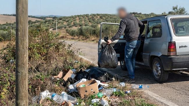 codice-della-strada-multe-fino-a-18mila-euro-per-chi-abbandona-rifiuti-dallauto